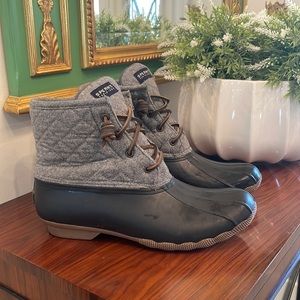 Sperry Too-Sider waterproof rubber duck boot in women’s size 10
